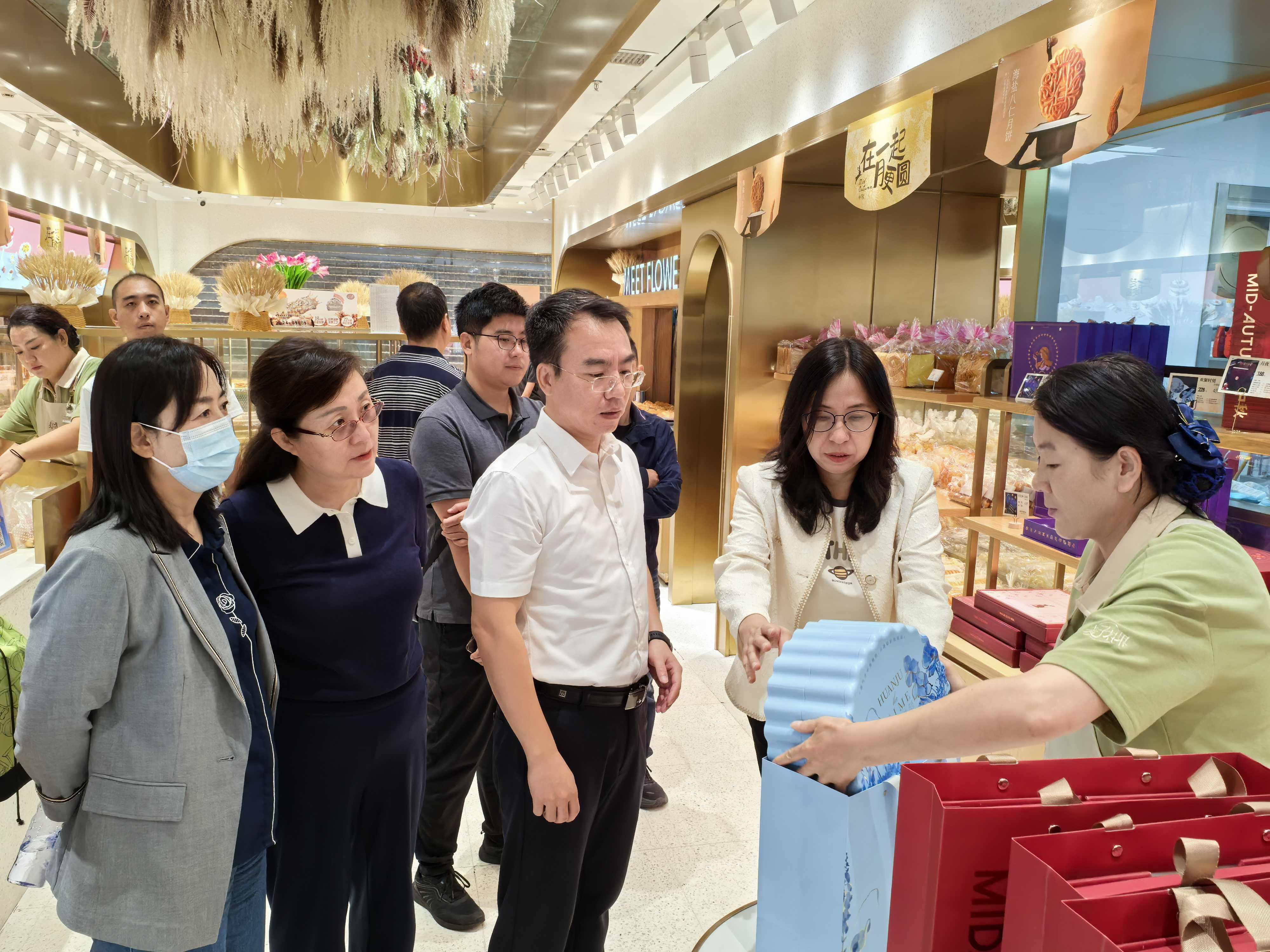 9月9日，自治区发展改革委会同市场监管、商务、工信等部门联合开展中秋节前月饼及重要民生商品市场巡查