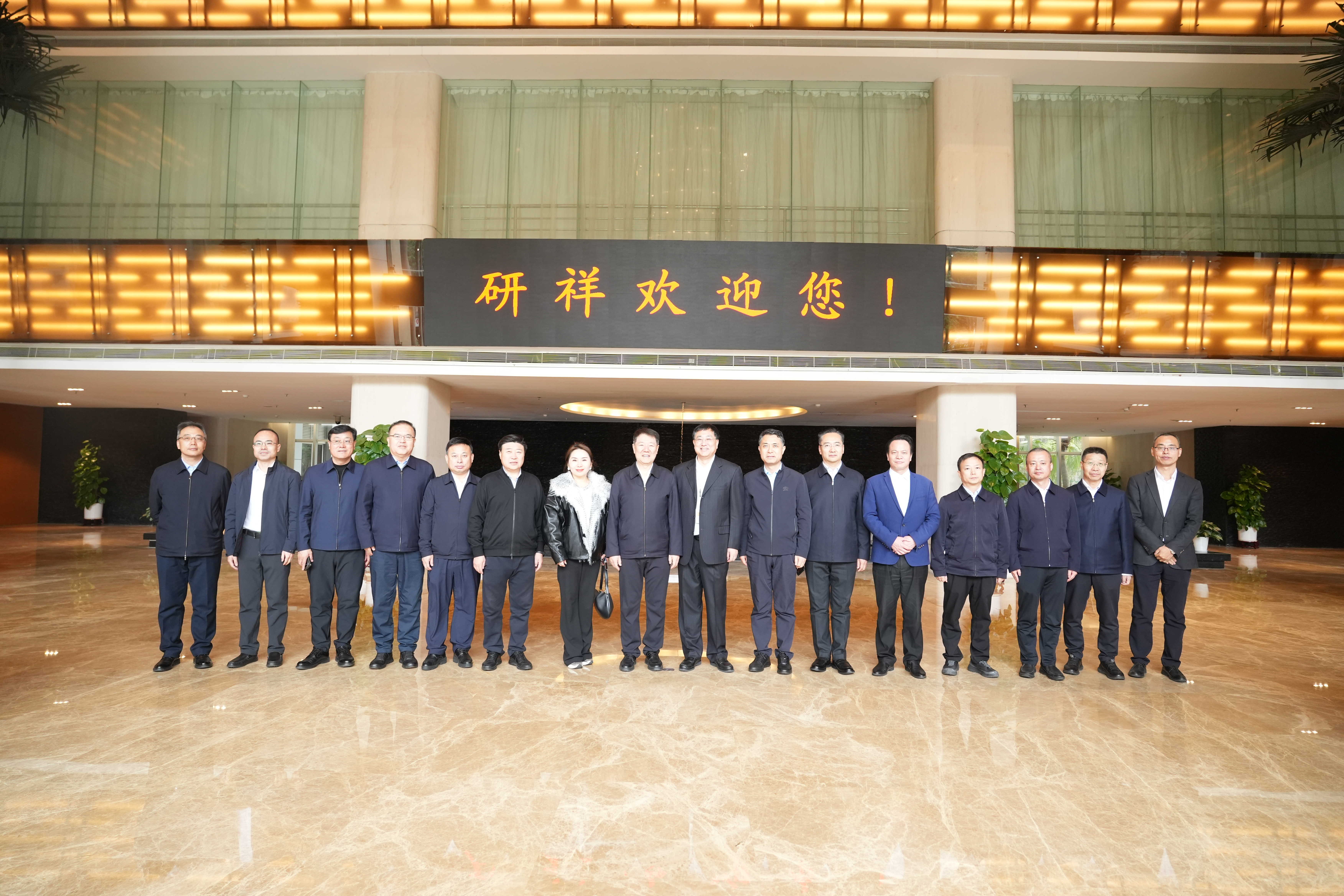 1月21日至22日，自治区政府代表团在深圳市考察调研，并举办“风光赋能 数耀湾区”内蒙古新能源和算力产业推介座谈会